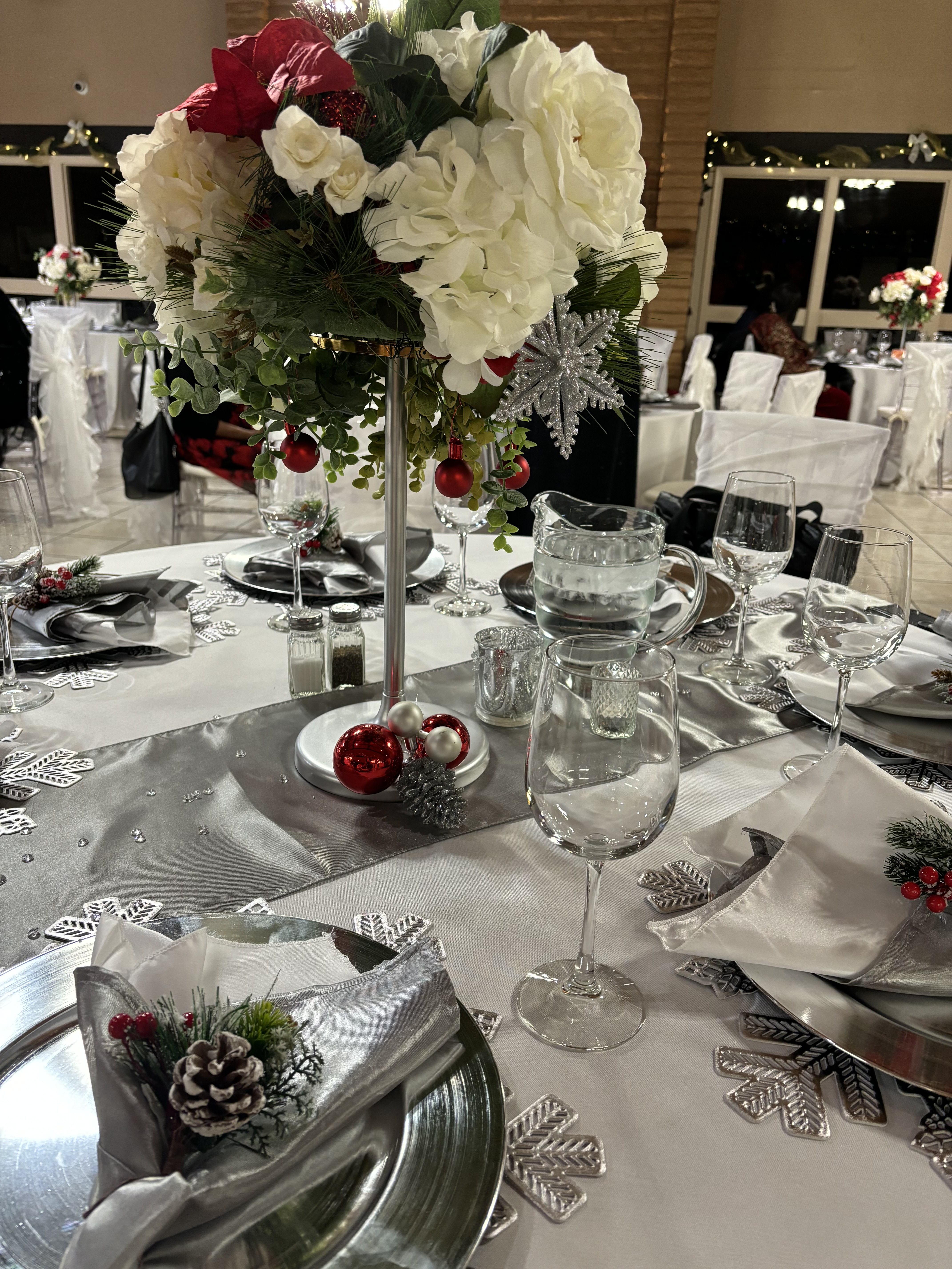 Formal banquet table