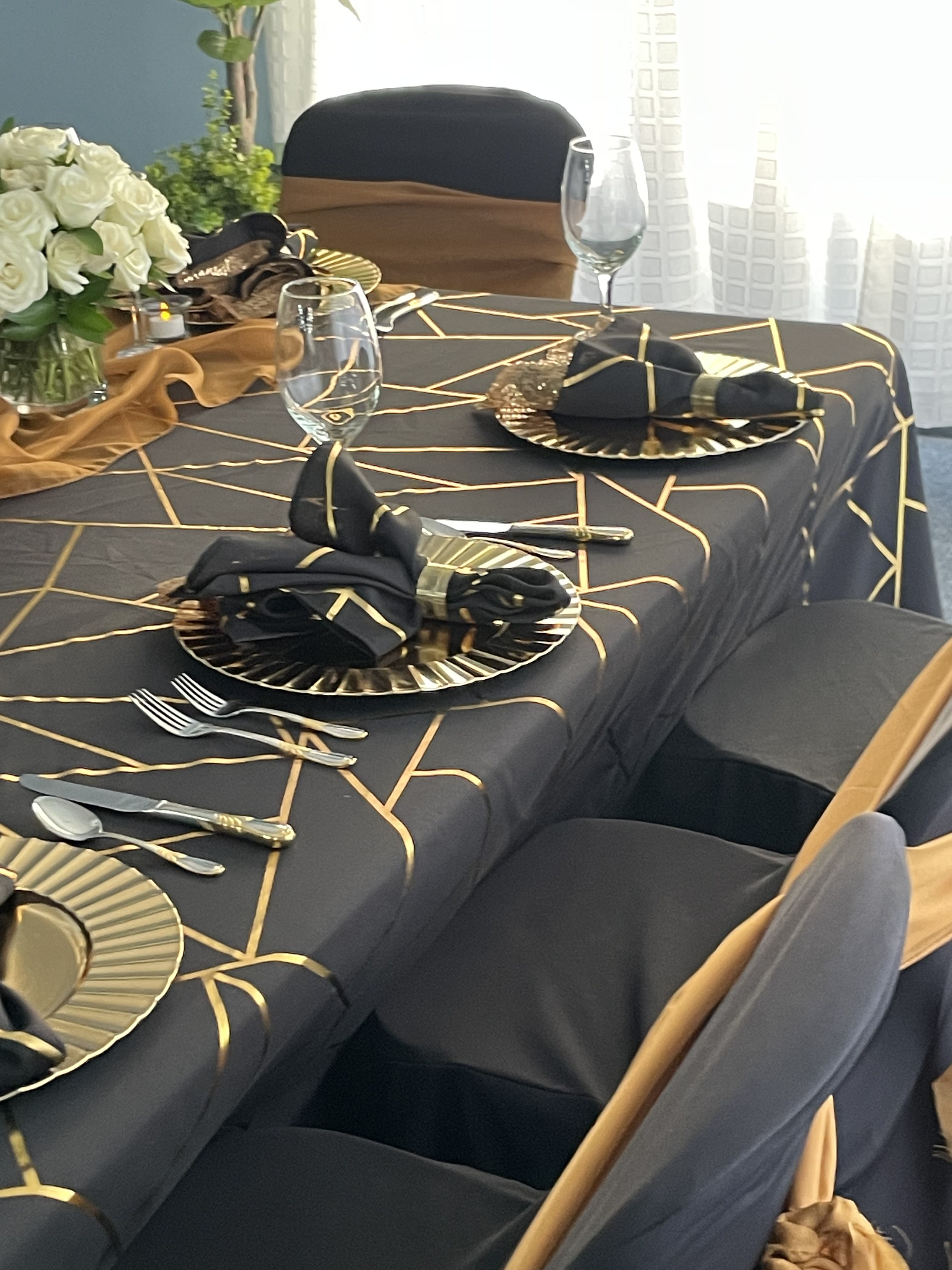 Black and gold gala table design